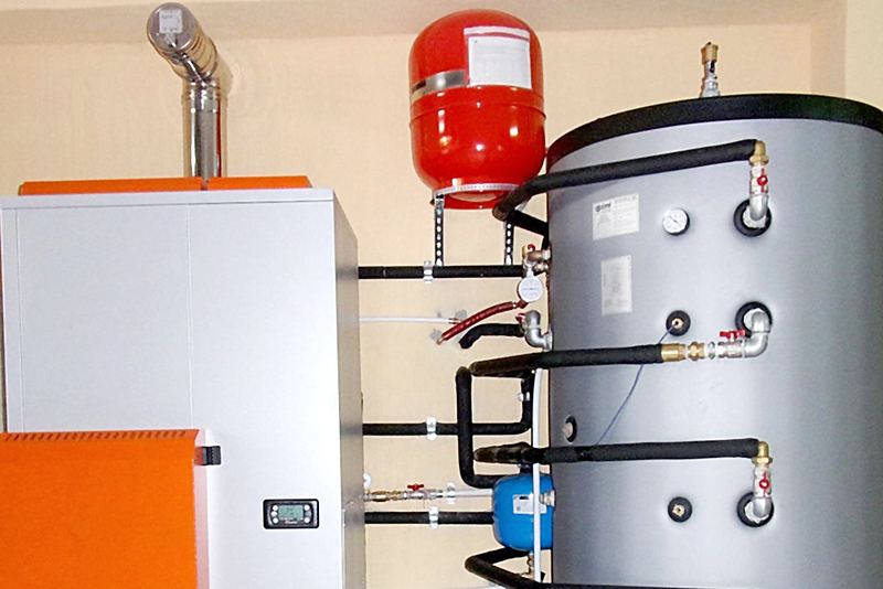 Locale tecnico con generatore a basamento e serbatoio di accumulo coibentato